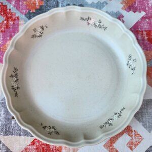 Pfaltzgraff "Heirloom" pattern pie plate, excellent condition
